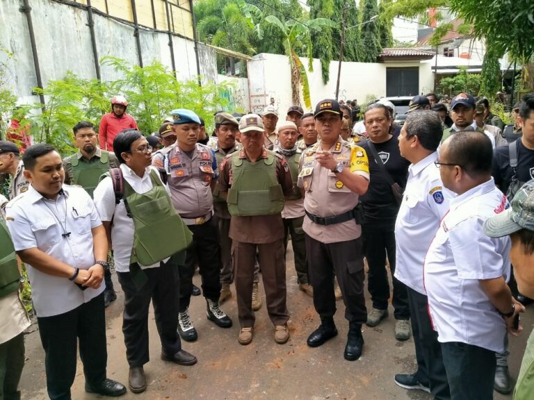Penertiban Stadion Mattoanging Berujung Bentrok, Kasatpol & Kapolrestabes Lakukan Mediasi 4 Penertiban Stadion Mattoanging