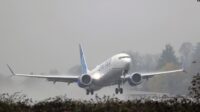 Pesawat United Airlines Boeing 737 Max lepas landas dalam keadaan hujan