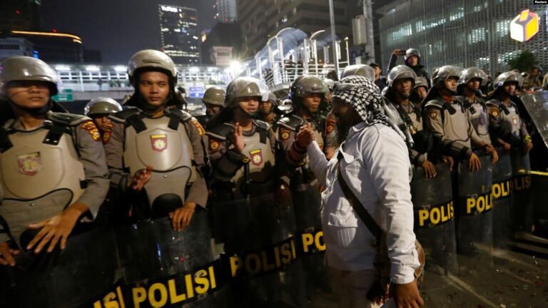 Petugas keamanan melakukan kekerasan terhadap peserta demonstrasi