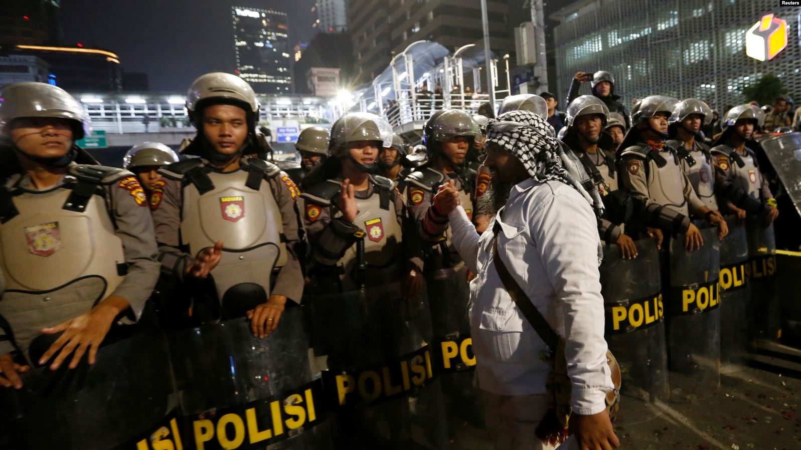 Petugas keamanan melakukan kekerasan terhadap peserta demonstrasi