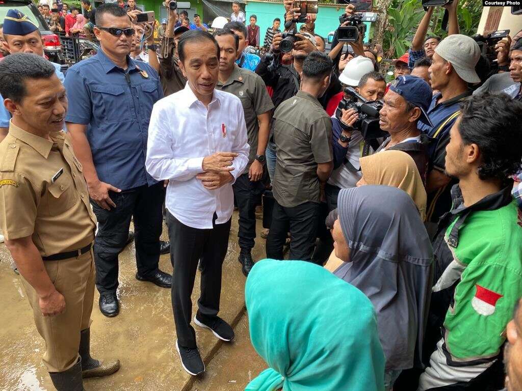 Dana Desa untuk Tanggulangi Bencana Masih Terkendala Regulasi 3 Presiden Jokowi meninjau lokasi bencana di Kantor Desa Harkat Jaya Kecamatan Sukajaya Bogor