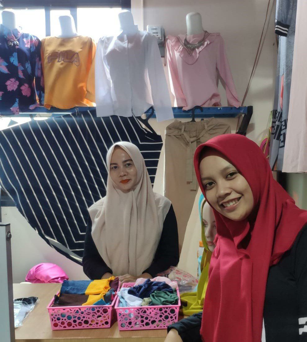 Salah satu pedagang di Student Mall Unismuh Makassar bersama Rahmi Nurshani Azmarah Mahasiswa Komunikasi Unismuh Makassar