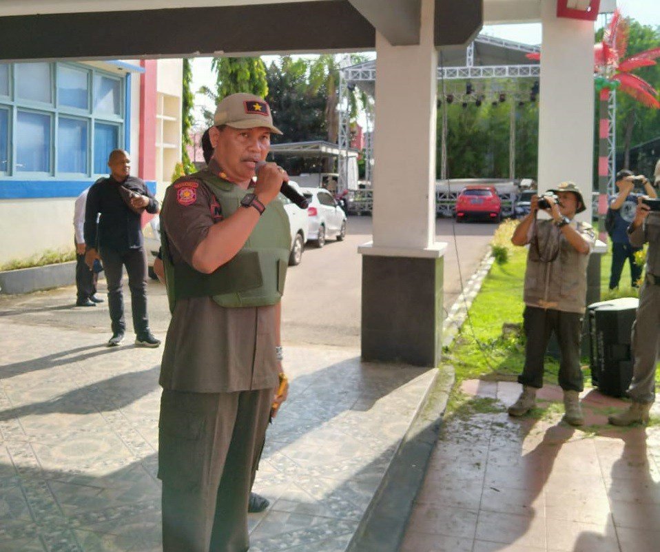 Penertiban Stadion Mattoanging Berujung Bentrok, Kasatpol & Kapolrestabes Lakukan Mediasi 3 Satpol PP bersama TNI Polri Tertibkan Stadion Mattoanging 2