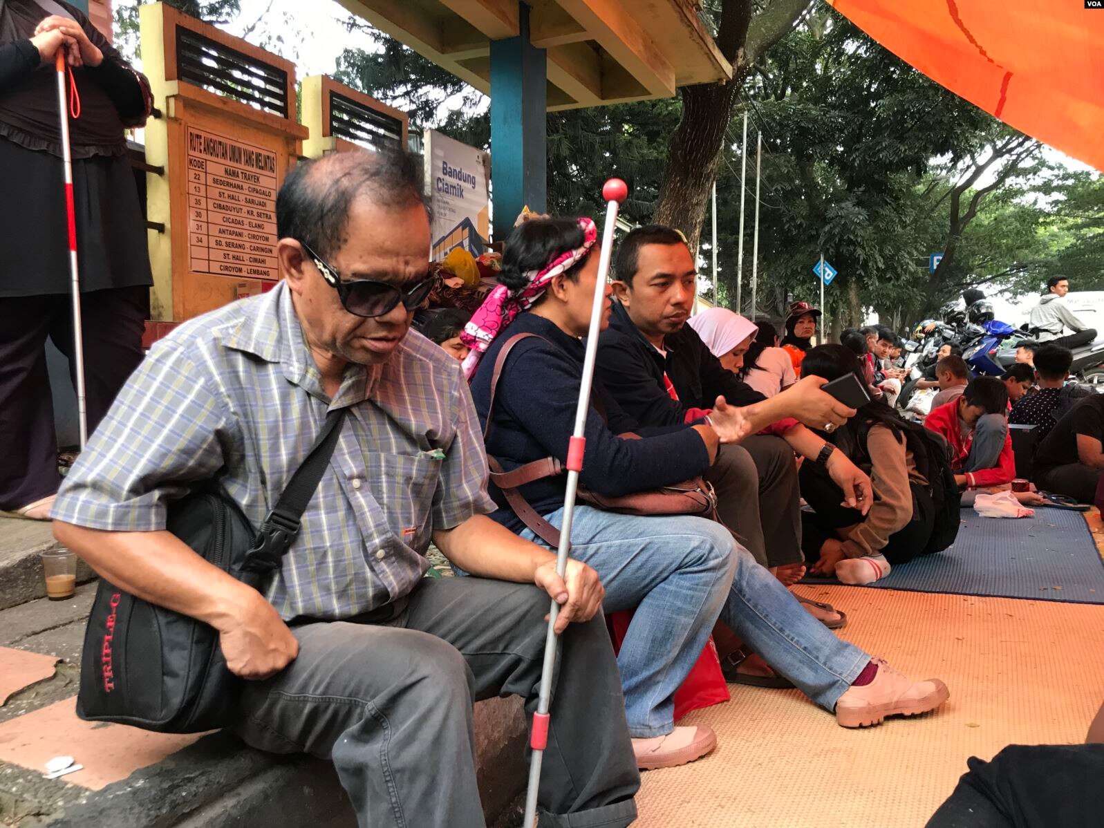 Seorang penyandang disabilitas netra berteduh dalam tenda yang didirikan mahasiswa disabilitas setelah diterminasi oleh Asrama Wyata Guna