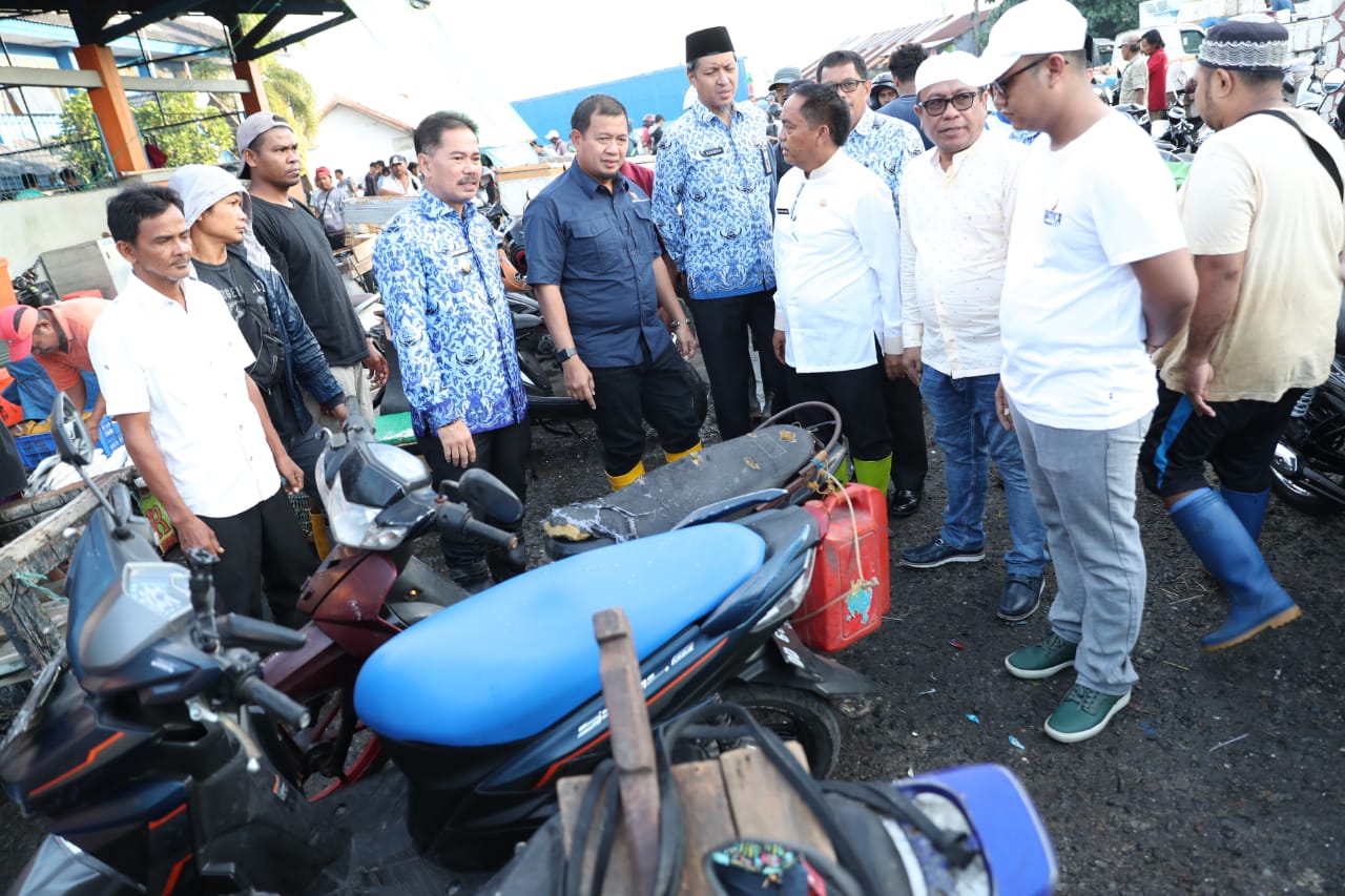 Tinjau Pelelangan Ikan Paotere, Iqbal Suhaeb Janjikan Renovasi 2 Tinjau Pelelangan Ikan Paotere Iqbal Janjikan Renovasi 1
