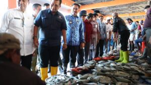 Tinjau Pelelangan Ikan Paotere, Iqbal Suhaeb Janjikan Renovasi