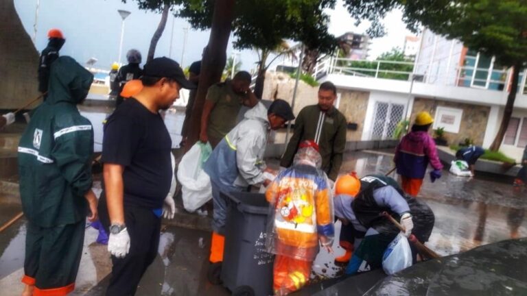Usai Perayaan Malam Pergantian Tahun, Iqbal Suhaeb Pimpin Bersih-Bersih Area Anjungan Losari 4 Usai Perayaan Malam Pergantian Tahun Iqbal Suhaeb Pimpin Bersih Bersih Area Anjungan Losari 1