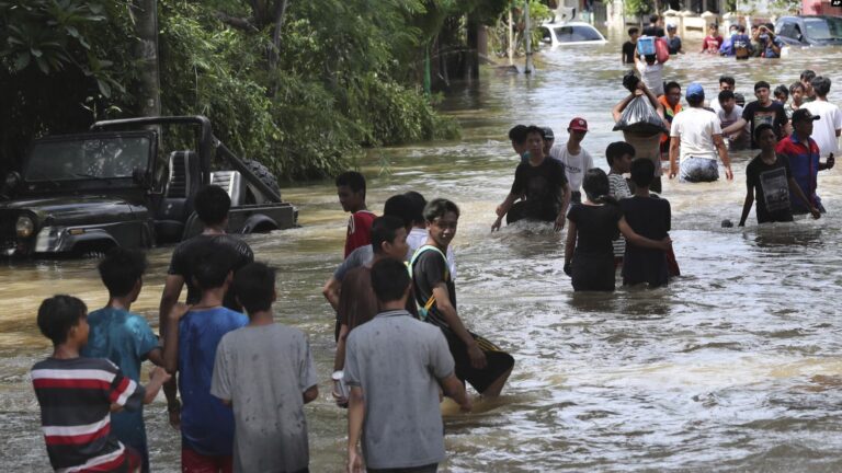 Banjir Jakarta, Banten: 60 Tewas, Ribuan Warga Mengungsi 8 Warga berjalan mengarungi banjir di Tanggerang
