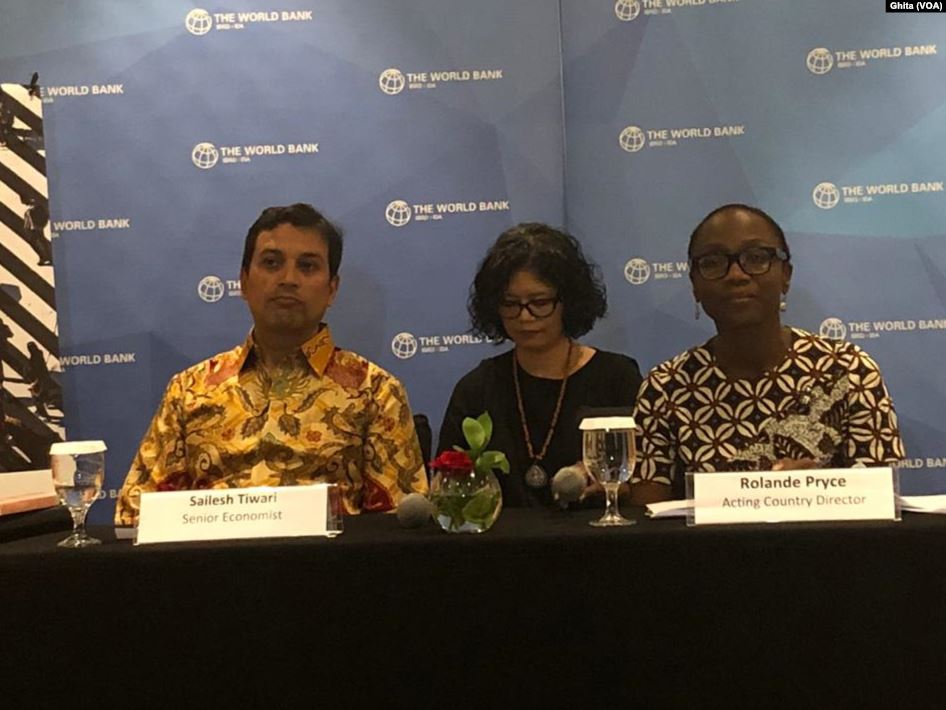 115 Juta Masyarakat Indonesia Rentan Kembali Miskin 2 World Bank Acting Country Director untuk Indonesia Rolanda Pryce kanan dalam konferensi pers Laporan Bank Dunia