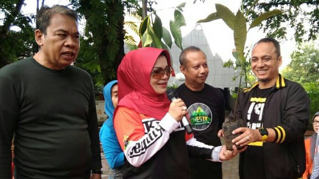 Liest F Nurdin didampingi Kadis Kehutanan Sulsel Bagikan Bibit Pohon di CFD Sudirman 9 dishut