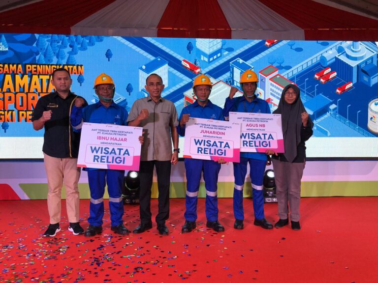 Elnusa Petrofin Tingkatkan Gerakan Peningkatan Keselamatan Transportasi Mobil Tangki Pertamina 14 Direktur Utama dan Majanemen Elnusa Petrofin Berfoto dengan Awak Mobil Tangki