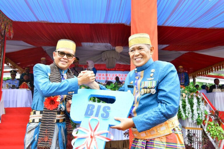 HUT Bulukumba ke-60, Gubernur Serahkan Bantuan Rp50 Miliar 2 HUT Bulukumba ke 60 Gubernur Serahkan Bantuan Rp50 Miliar dan 4 Bus 2