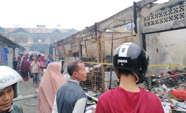Kebakaran Hanguskan 21 Toko di Pasar Sentral Sinjai 4 Kebakaran Hanguskan 21 Toko di Pasar Sentral Sinjai