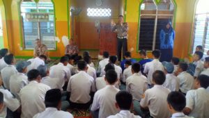 Police Goes To School, Kasat Lantas Polres Pangkep Memberikan Himbauan Kamseltibcar Lantas