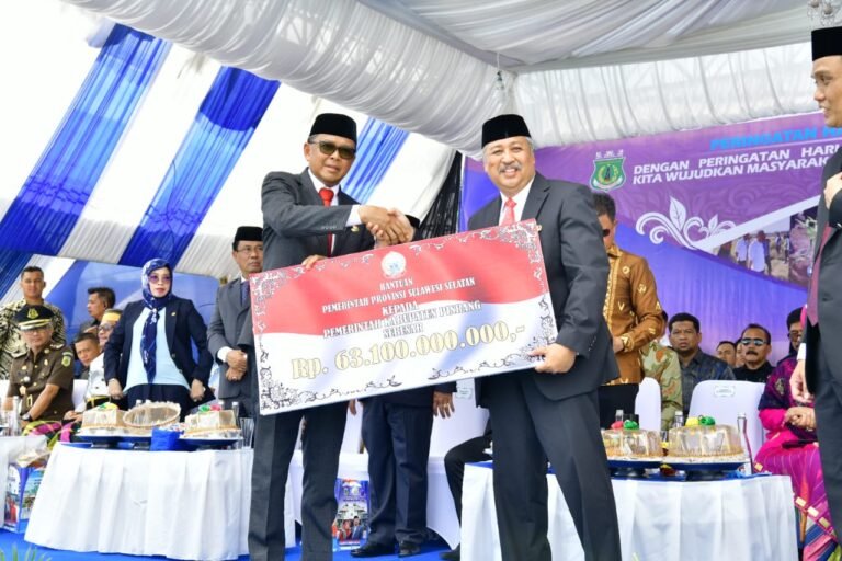 Serahkan Rp631 Miliar di HUT Pinrang ke 60 Tahun Gubernur Tekankan Kemajuan Pembangunan Daerah 1