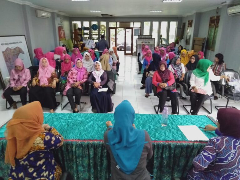 DP3ADalduk KB Sulsel Fasilitasi Ibu-ibu dilatih Membuat Roti 4 DP3ADalduk KB Sulsel