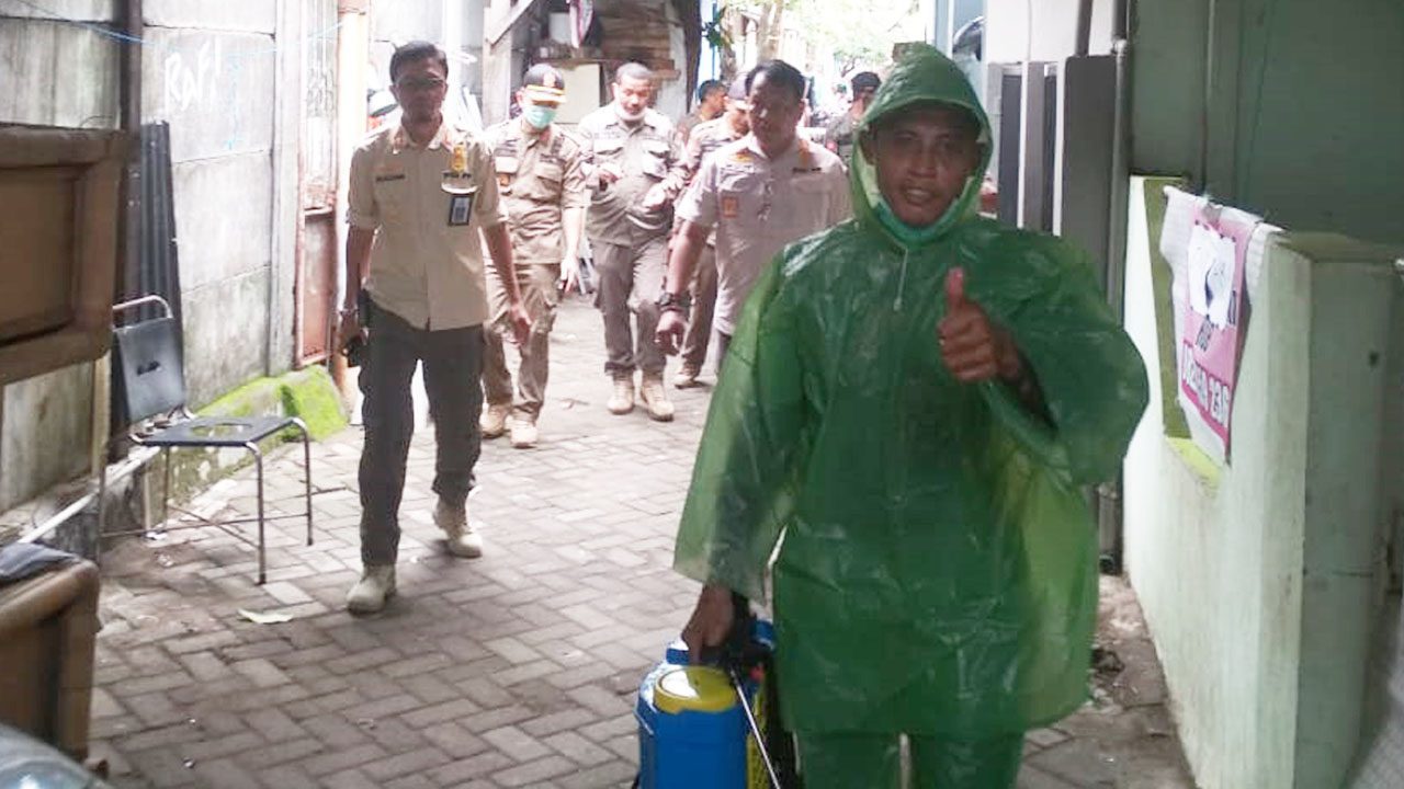 Satpol PP Sulsel Lakukan Penyemprotan Disinfektan Sosialisasi DirumahSaja