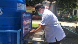 Iqbal Keliling Pasang Wastafel Portable di Ruang Publik