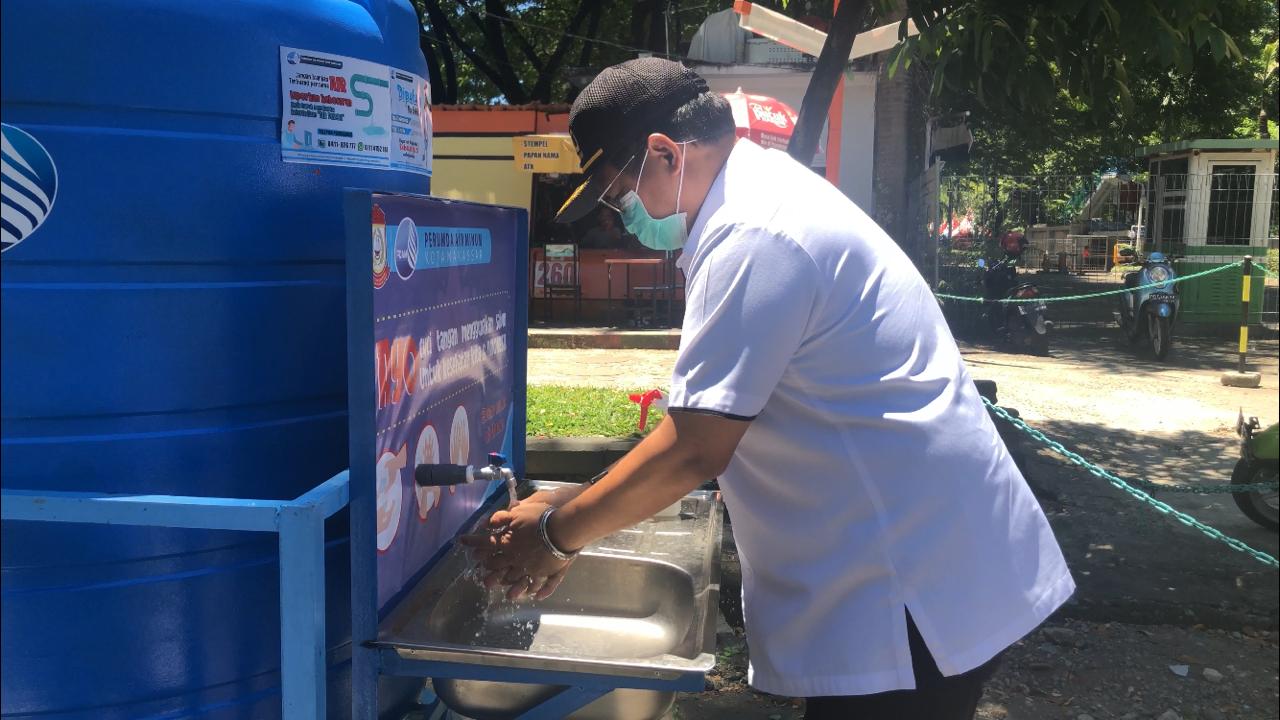 Iqbal Keliling Pasang Wastafel Portable di Ruang Publik