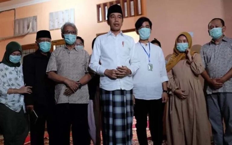 Presiden Jokowi Larang Pejabat dan Menterinya datang Melayat ke Solo 5 Pemakaman Ibu Jokowi
