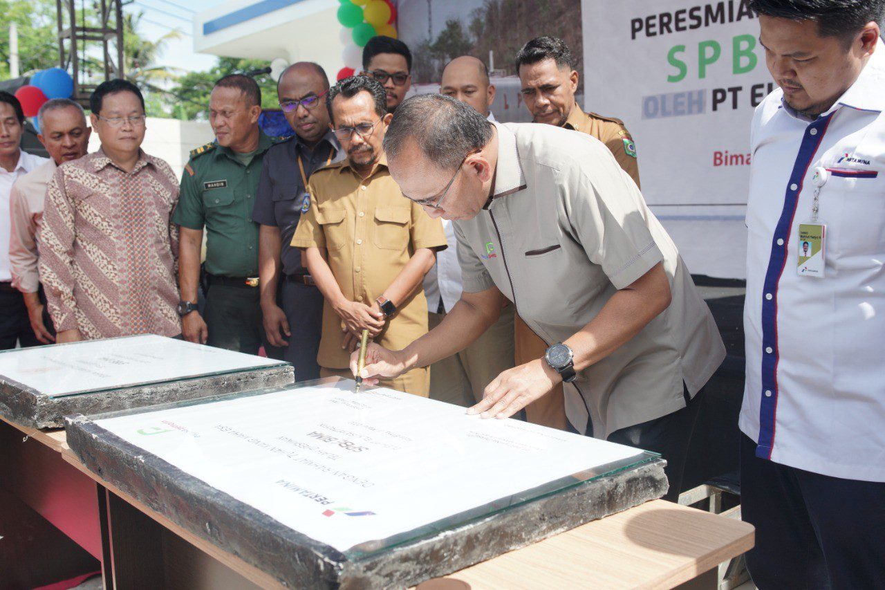 Penandatangan Prasasti oleh Direktur Elnusa Petrofin