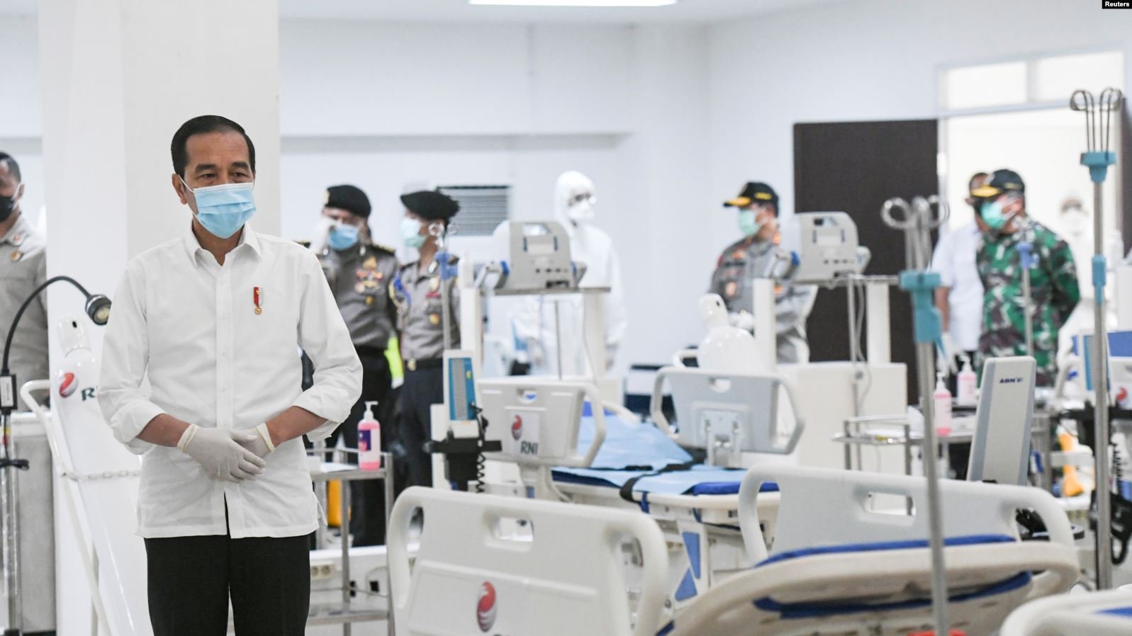 Presiden Joko Widodo memantau lokasi karantina darurat wisma atlet Kemayoran di Jakarta 23 Maret 2020