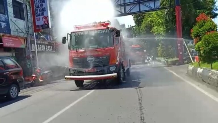 Warga Makassar Diminta Tinggal Dirumah, Iqbal Keliling Kota Semprot Disinfektan 6 Warga Makassar Diminta Tinggal Dirumah Iqbal Keliling Kota Semprot Disinfektan 1