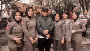 Satpol PP Cantik Kawal Aksi Demo Tolak Omnibus Law