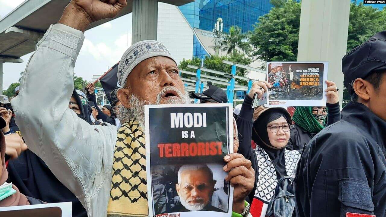 ormas Islam melakukan unjuk rasa di depan kantor Kedutaan India di Jakarta