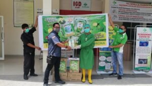 Adem Sari Ching Ku Serahkan Bantuan Bagi Pejuang Corona di Makassar