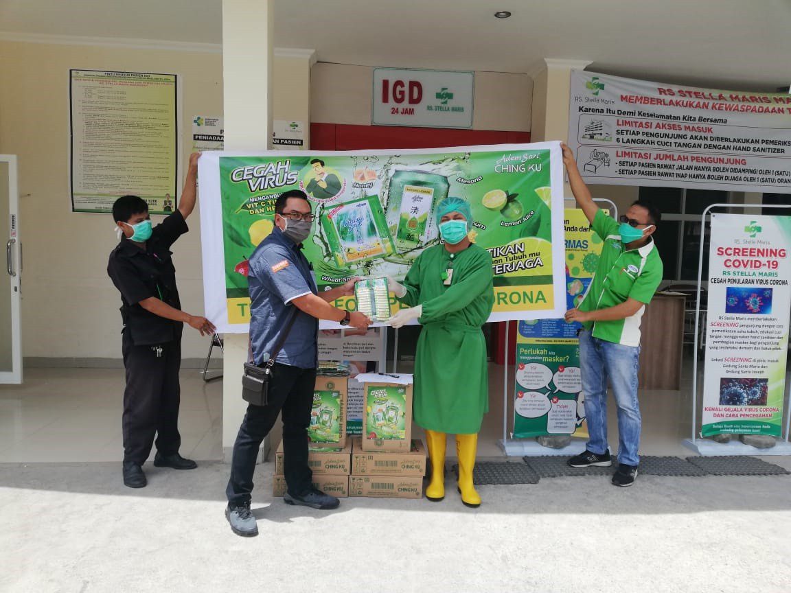 Adem Sari Ching Ku Serahkan Bantuan Bagi Pejuang Corona di Makassar