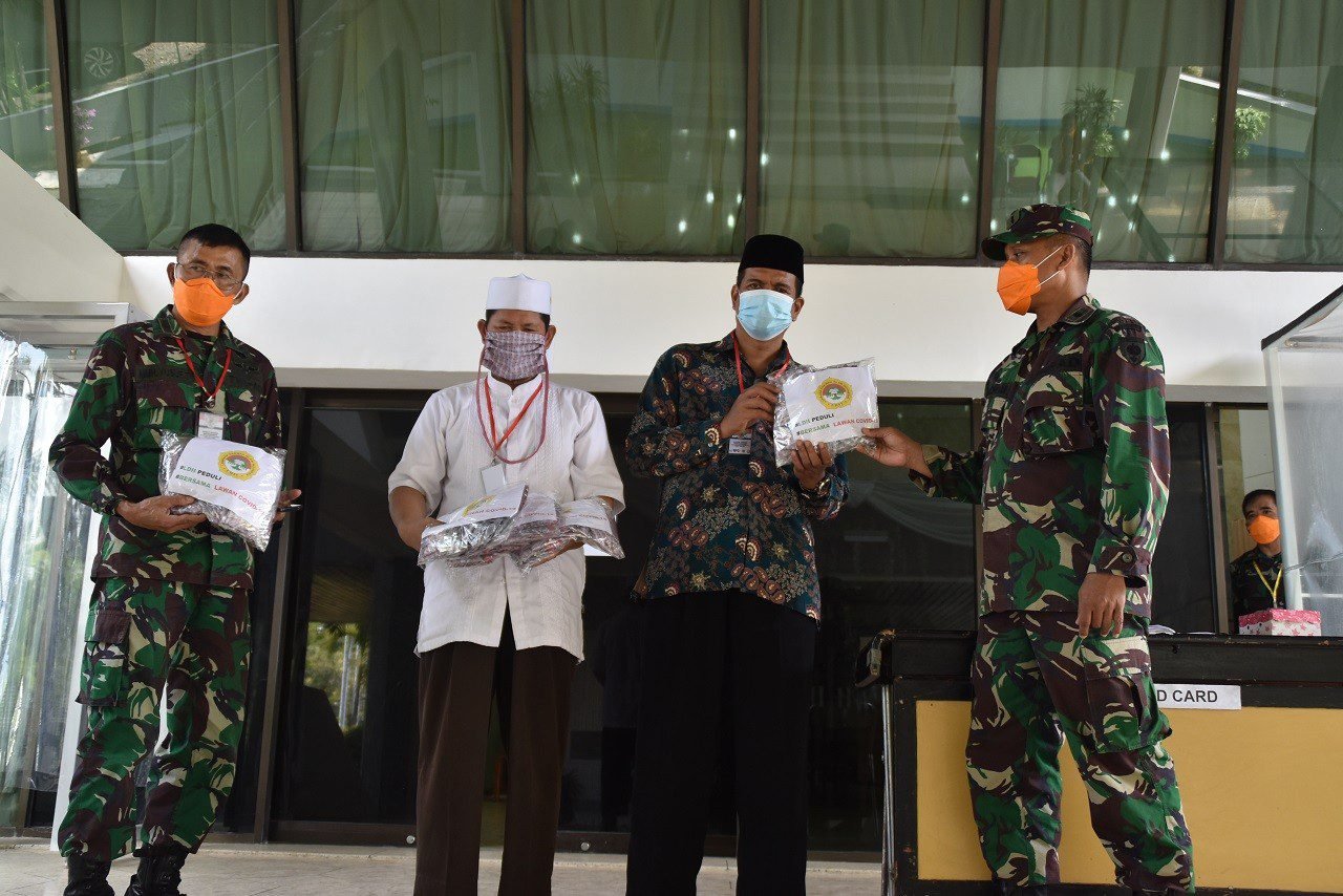 Aksi Cegah Penyebaran Covid-19, LDII Sulsel Bagikan Masker ke Pengendara