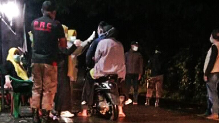 Petugas Kesehatan Siaga 24 Jam Periksa Suhu Tubuh Warga Desa Samaturue Sinjai 2 Aparat Kesehatan Siaga 24 Jam Periksa Suhu Tubuh Warga Desa Samaturue Sinjai
