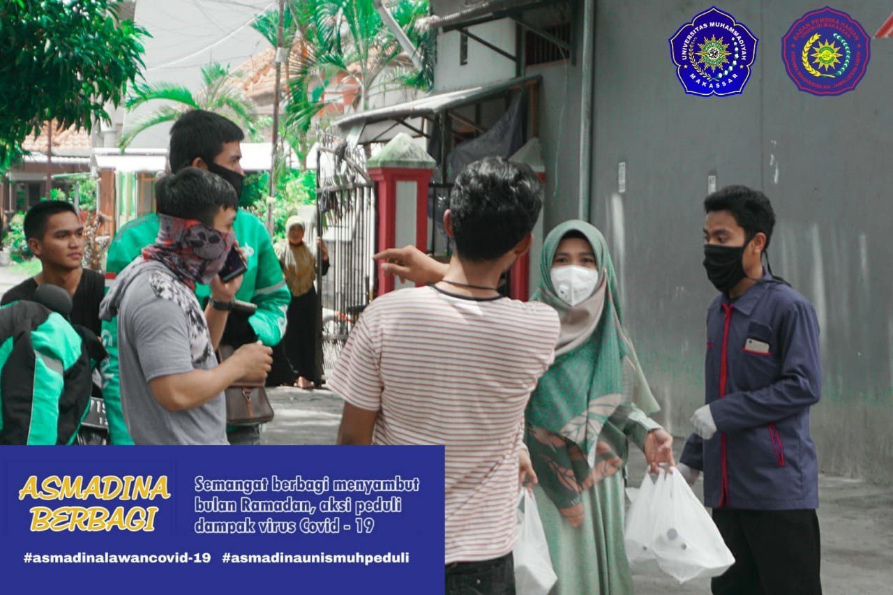 Asmadina Unismuh Makassar Bagi Ratusan Nasi Bungkus ke Warga Terdampak Covid-19