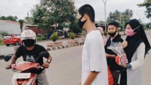 Berkah Ramadhan, IKA 2017 SMAN 1 Pasangkayu berbagi Takjil dan Masker