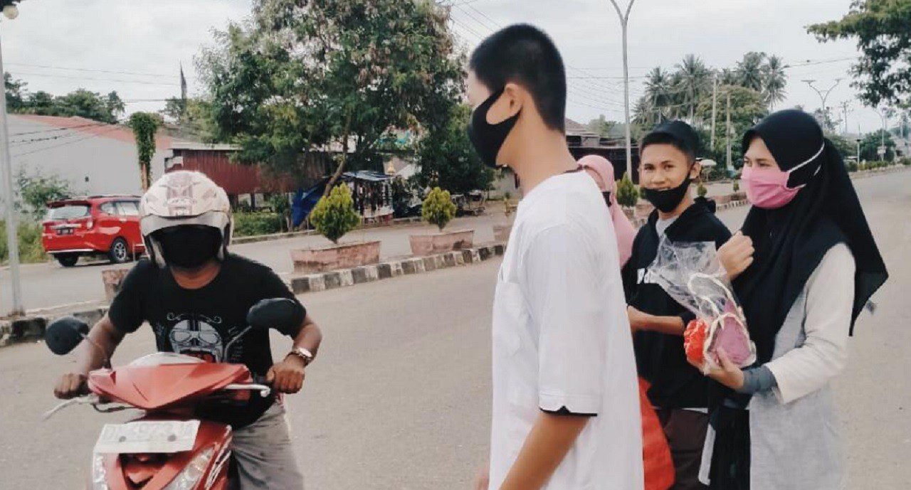 Berkah Ramadhan, IKA 2017 SMAN 1 Pasangkayu berbagi Takjil dan Masker