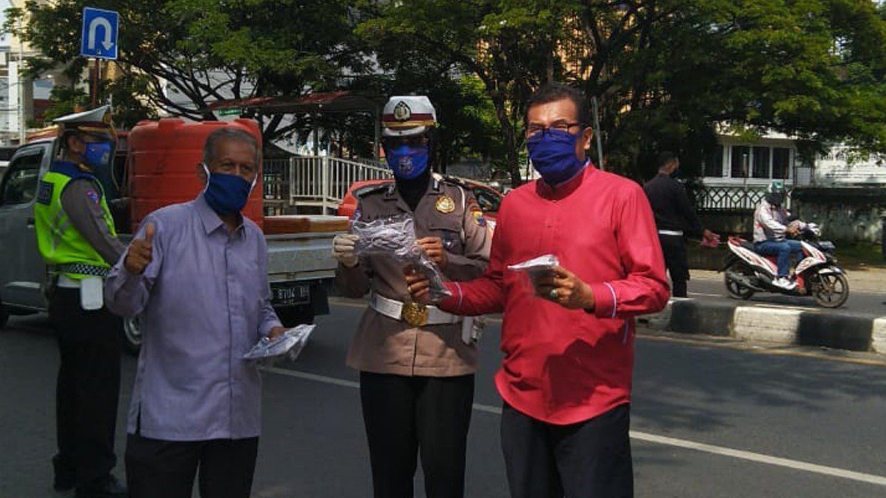 FAI Unismuh Makassar Bagi Gratis Seribu Masker di Depan Kampus