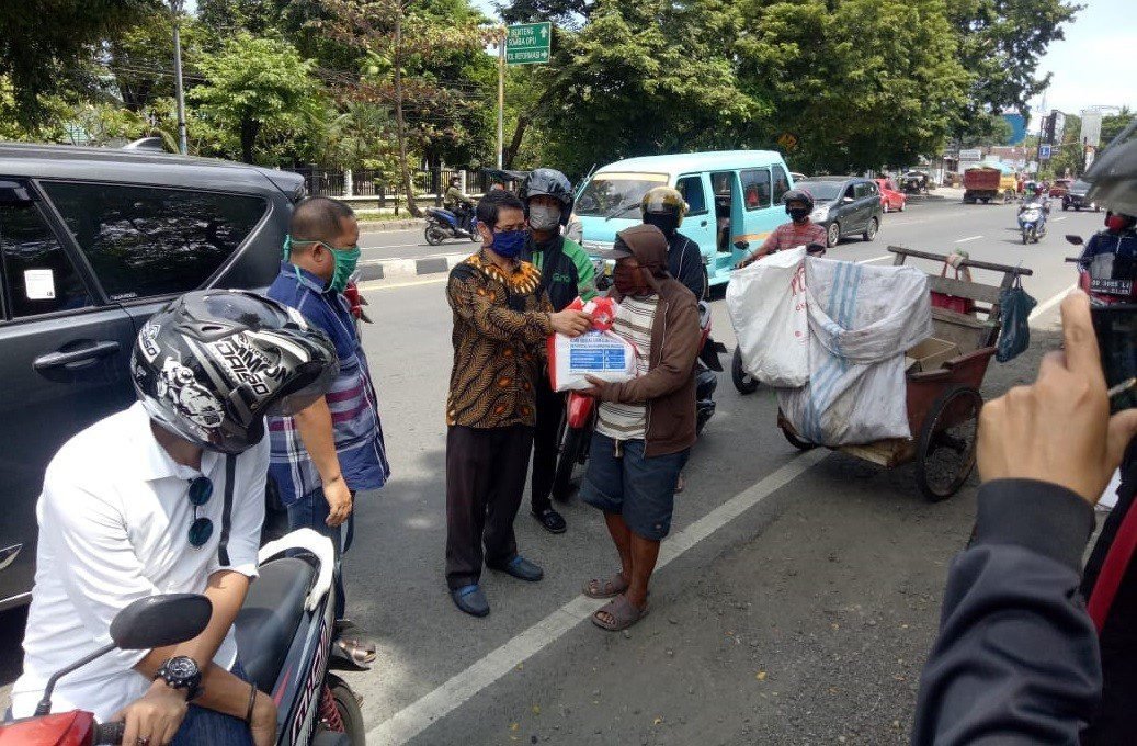 FISIP Unismuh Makassar Serahkan Sembako pada Mahasiswa Perantau dan Warga Terdampak Corona