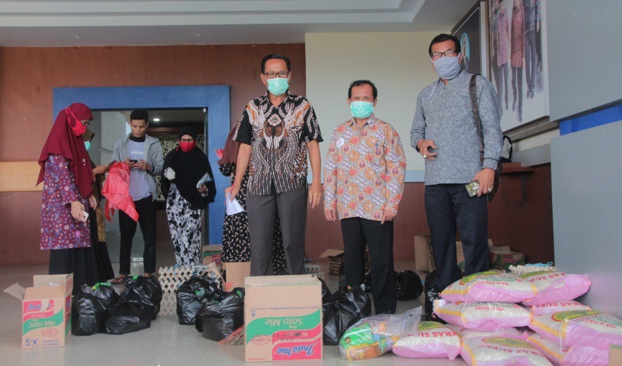 Forum Dosen FAI Unismuh Makassar Beri Bantuan Sembako Kepada Mahasiswa