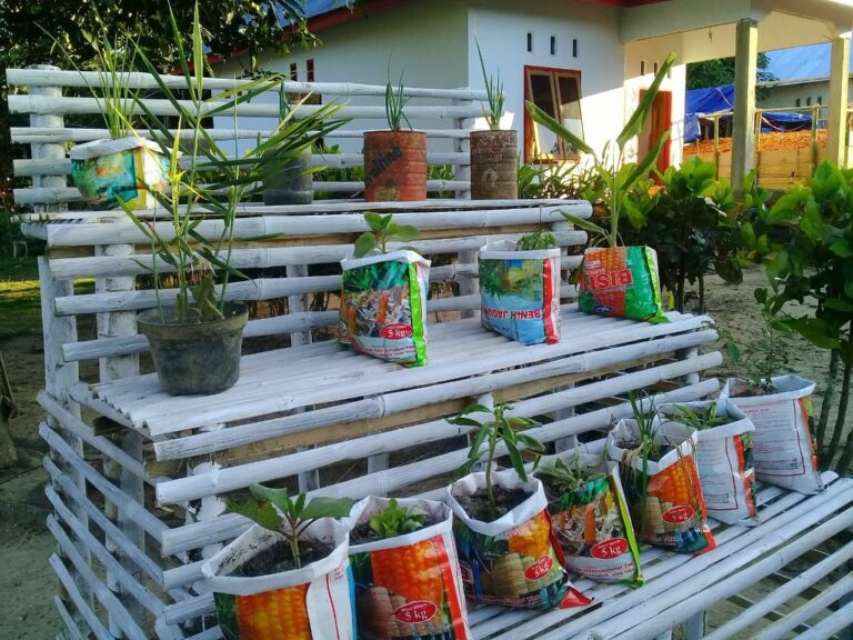 Hadapi Corona, Warga Desa Tangga Jaya Gorontalo, Ramai Bikin "Dego-Dego" Wadah Tanaman Obat Keluarga