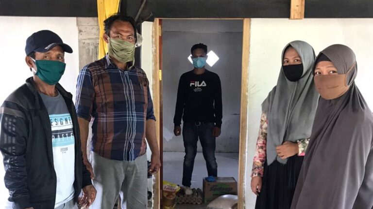 Kades Temban Enrekang, Bantu Warga yang Jalani Karantina Mandiri 3 Kades Temban Enrekang, Bantu Warga yang Jalani Karantina Mandiri