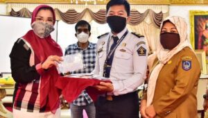 Tekan Covid-19, DP3A Dalduk dan KB Sulsel Serahkan Bantuan Masker