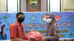 Ketua TP PKK Gowa Serahkan Bantuan Masker ke Pedagang Pasar