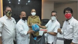 LPM Se Kota Makassar Bantu 5000 Masker ke Pemkot dan Tim Gugus Covid-19