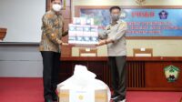 Mentan Serahkan 30 Baju Hazmat dan 1000 Masker Medis untuk Tangani Covid-19 di Gowa