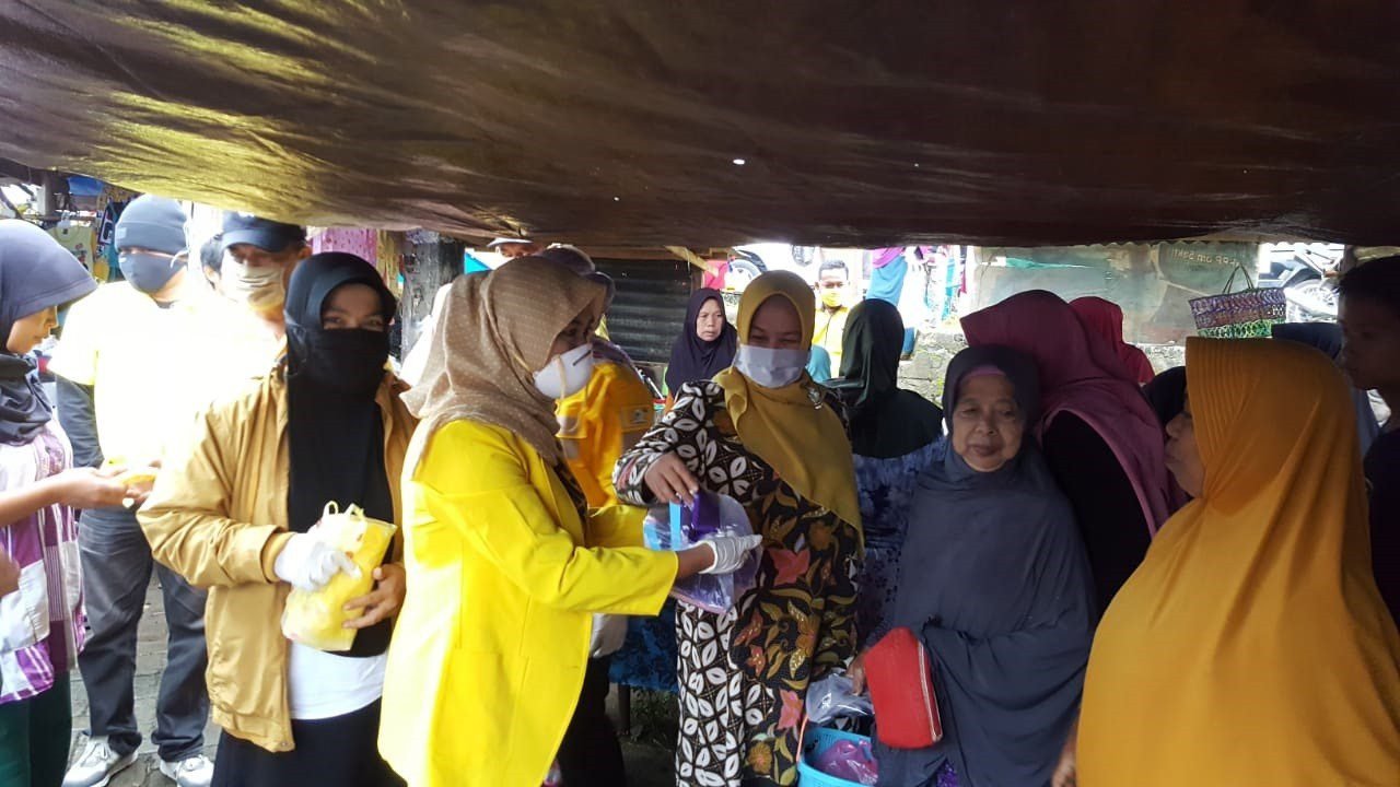 Peduli Corona, Golkar Sinjai Sasar Pasar dan TPI di Kecamatan Membagi Masker