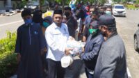 Peduli Covid-19, Rektor Unismuh Makassar Membagi Masker dan Sembako