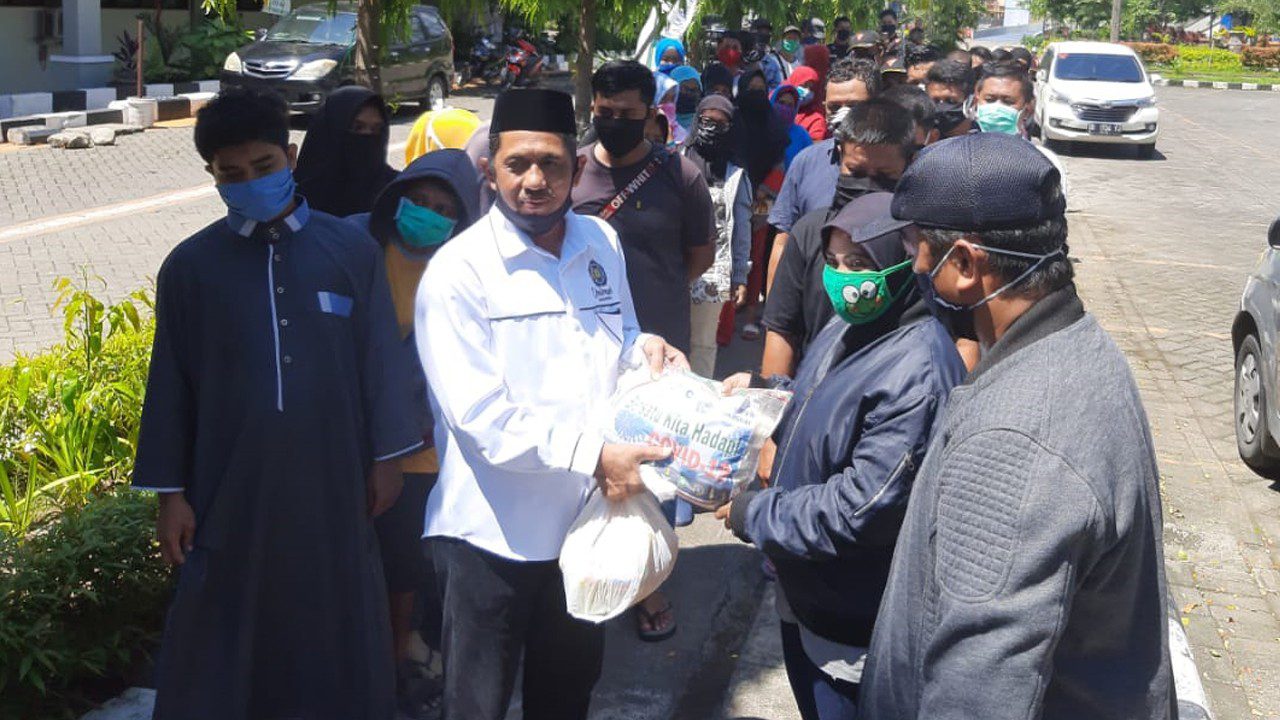 Rektor Unismuh Makassar Membagi Masker dan Sembako