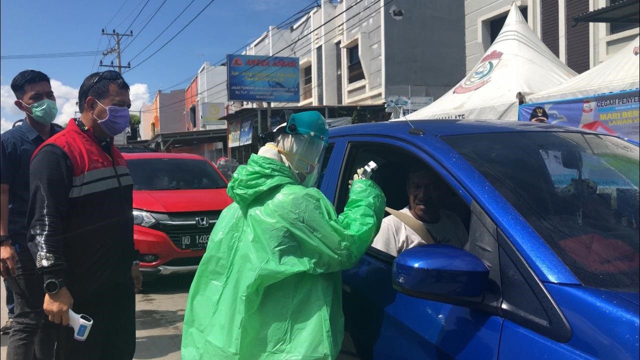 Perbatasan Makassar Diperketat, Pendatang Wajib Cek Suhu Tubuh dan Semprot Disinfektan