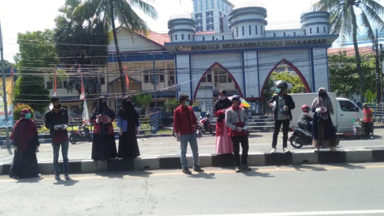 Pikon IMM FISIP Unismuh Makassar membagikan masker dan hand sanitizer gratis.